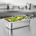 GN 1/1 rozsdamentes edény friss salátával hidegkonyhai előkészítéshez