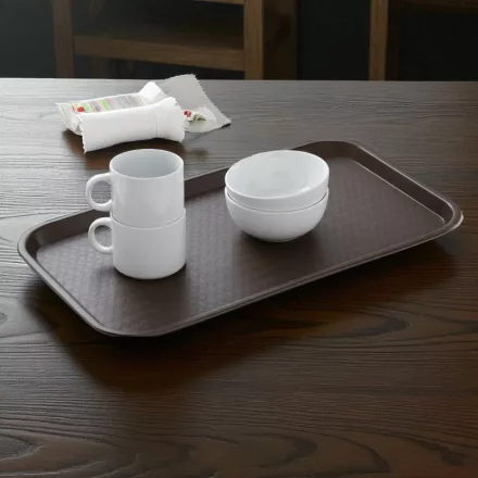 Csúszásmentes műanyag tálca GN 1/1, barna – erősített peremmel és csúszásmentes felülettel