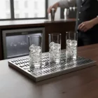 rendezett bárpult poharakkal és csepegtetővel