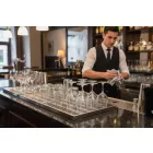 bárpult poharakkal és csepegtető tálcákkal