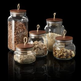 Rusztikus üvegtégelyek fa tetővel – stílusos csomagolás gasztro ajándékhoz